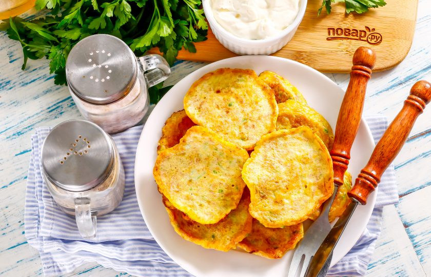 1. Этап. Кабачковые оладьи с колбасой: Выложите золотистую выпечку на тарелки и подайте к столу теплой со сметаной любой жирности.