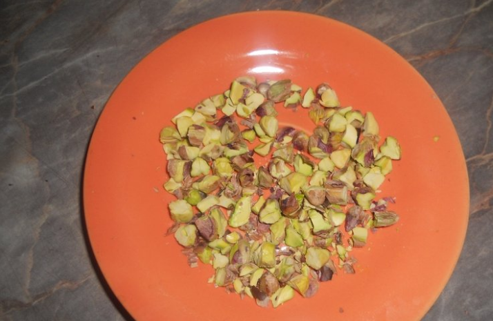 1. Этап. Салат Ожерелье с виноградом: 2. Фисташки чистим, и, если слишком много соли, немного обтираем бумажным полотенцем. Измельчим и добавим в салат. перемешаем и заправим майонезом.