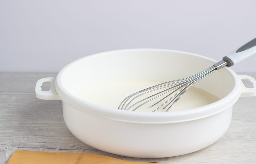 1. Этап. Ленивые хачапури с творогом: Соду соедините с кефиром, перемешайте и влейте в яйца.