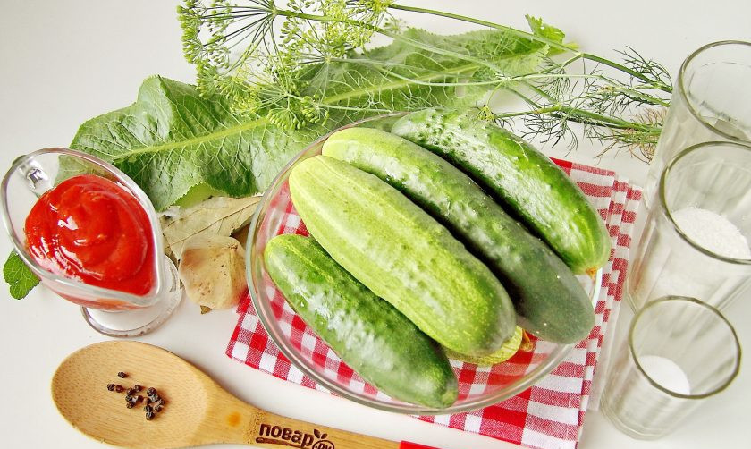 1. Этап. Огурцы с кетчупом на зиму: Подготовьте все ингредиенты.
