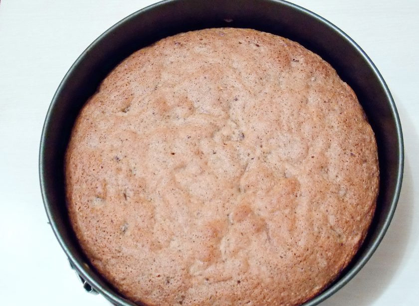 1. Этап. Торт с шоколадной крошкой: Разогрейте духовку до температуры 180 градусов. Выпекайте в горячей духовке в течение 30 минут. Извлеките и полностью остудите.