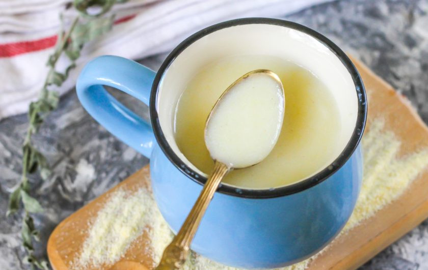 1. Этап. Кукурузная каша для грудничка: Перелейте приготовленную кукурузную кашу для грудничка в тарелку или в бутылочку с соской, остудите до нужной температуры и накормите малыша.