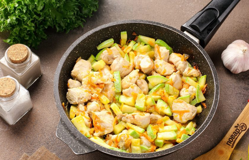 1. Этап. Ризотто с кабачками и курицей: Готовьте куриное филе с овощами около 3-4 минут.