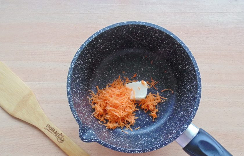 1. Этап. Манная каша с морковью: Добавьте тертую морковь.