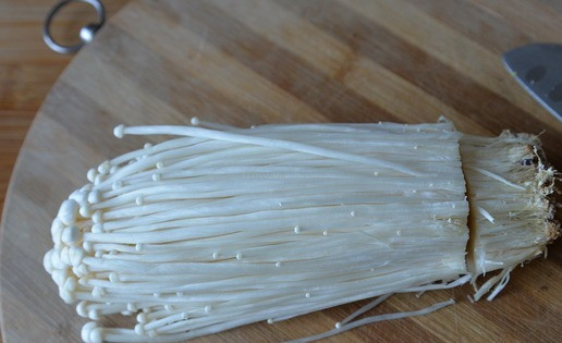 1. Этап. Индейка с грибами эноки: Берём грибы эноки. Отрезаем 2-3 см от корня.