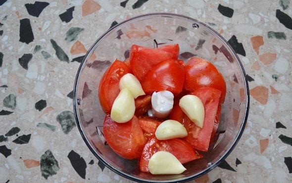 1. Этап. Лобио из белой фасоли: 8. Я обычно измельчаю помидоры с чесноком в блендере и добавляю к овощам. Болгарский перец также следует измельчить и добавить к овощам.