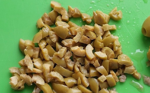 1. Этап. Колбасные дольки с творожным сыром: Оливки мелко нарезать.