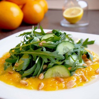 Salad with arugula and peach dressing