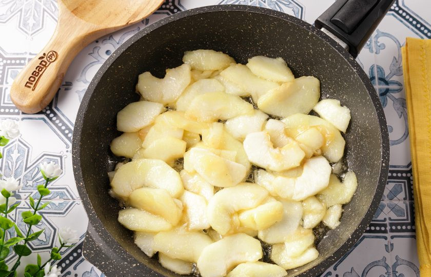 1. Этап. Шарлотка с яблоками в аэрогриле: Помешивая, готовьте около 3-5 минут. За это время лишняя жидкость испарится, а яблоки покроются карамельной плёнкой. Выключите нагрев и дайте яблокам немного остыть.