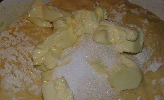 1. Этап. Пирог Брилья-Саварен: Накрываем тесто полотенцем и оставляем в теплом месте на 1 час. Объем увеличится в два раза. Затем введите в тесто размягченное сливочное масло, соль и сахар.