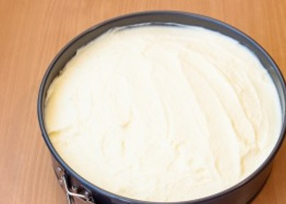 1. Этап. Вишневый пирог Наслаждение: 6. Выкладываем крем сверху, равномерно распределяем его по форме.