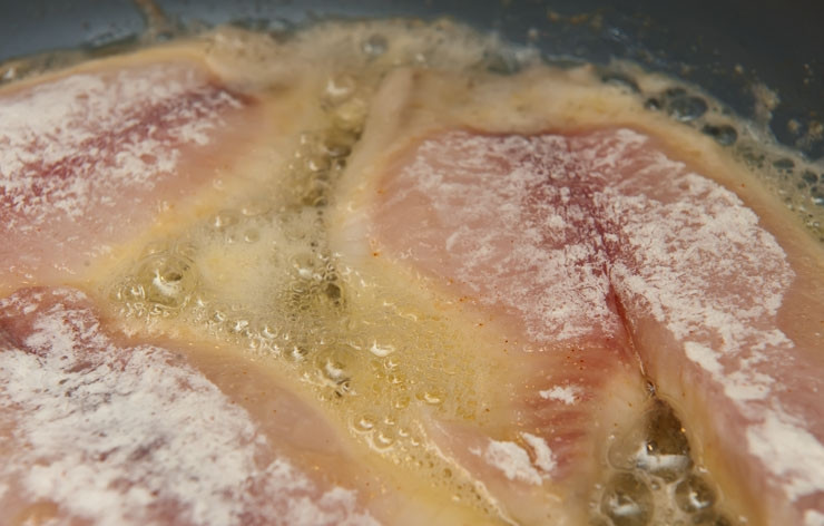 1. Этап. Филе рыбы в кляре: Одна сторона должна примерно обжариться за 5 минут, проверяем ее по степени готовности - на рыбке должна появиться золотая корочка. Время прожарки может зависить от толщины филе.