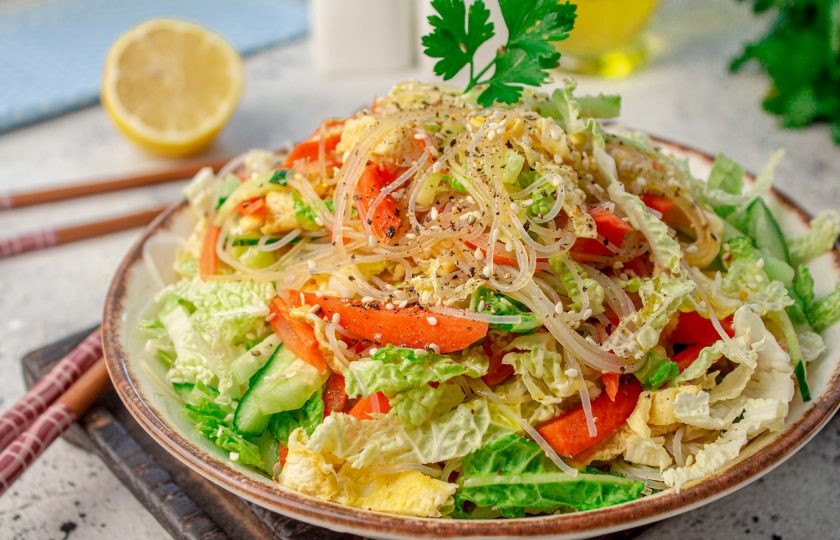 1. Этап. Салат по-китайски Харбинский: Выложите салат на блюдо горкой и присыпьте семенами кунжута. Подавайте сразу. Приятного аппетита!