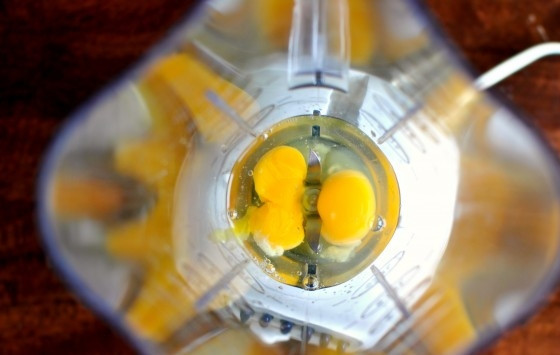 1. Этап. Кокосовый эгг-ног: 1. В миксере взбейте яйца в пену.