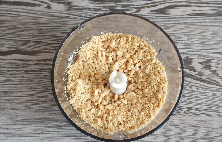 1. Этап. Мини-штоллены: Орехи пробейте в блендере в крупку.