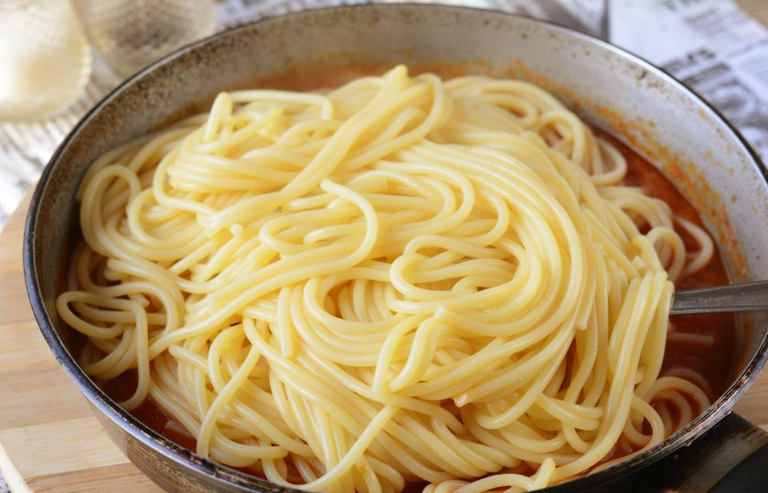 1. Этап. Паста с кабачковой икрой: Добавьте в соус спагетти (воду с них слейте).