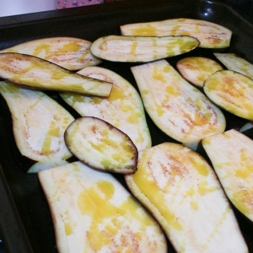 1. Этап. Мусака по-гречески: 1. Промойте баклажаны. Нарежьте их вдоль пластинками, толщиной в 1 см. Выложите на противень, сбрызните оливковым или другим растительным маслом (три ст. ложки). В духовке поставьте режим гриль и запеките в течение 15 минут (температура - 180 градусов). Поверхность должна стать золотистой а сам овощ - мягким.