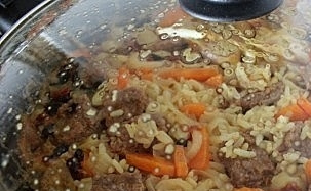 1. Этап. Плов с фаршем: Тушить под закрытой крышкой до готовности риса.