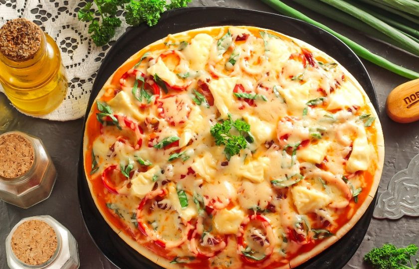 1. Этап. Болгарская пицца: Готовую болгарскую пиццу подайте к столу горячей, созывая своих родных на дегустацию.