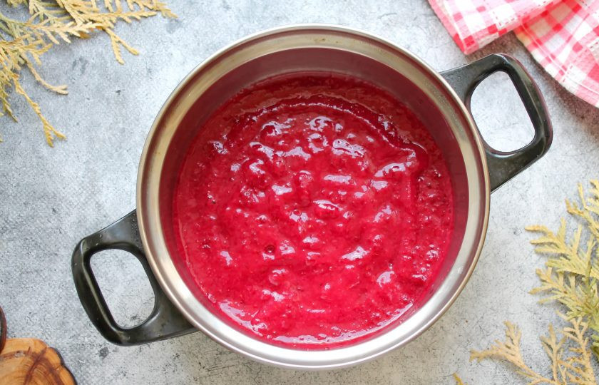 1. Этап. Пастила из клюквы: Пробейте ягоды клюквы в однородное пюре.