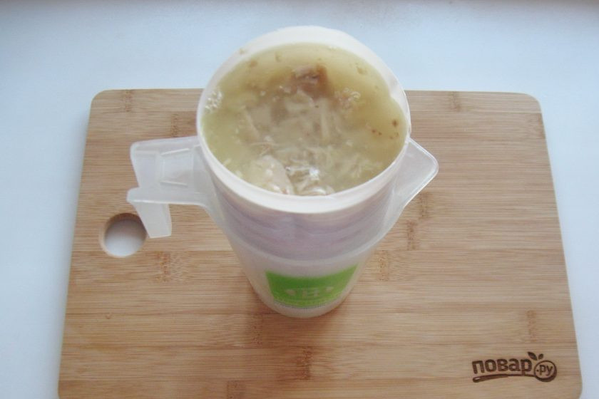 1. Этап. Холодец Новогодний поросенок: Литровую бутылку из-под молока хорошо помойте и отрежьте в ней дно. Поставьте бутылку вертикально пробкой вниз в любую высокую емкость. Выложите в бутылку холодец до самого верха.