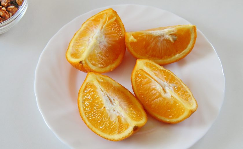 1. Этап. Апельсиновый пирог с орехами: Для рецепта нам понадобится весь апельсин полностью, поэтому для того, чтобы убрать возможную горечь, его необходимо хорошо промыть и отварить в течение пяти минут. После немного остудить и разрезать на части.