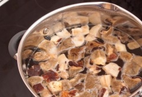 1. Этап. Грибной суп без зажарки: Вскипятите 3 литра воды. Нарежьте крупно очищенные и промытые грибы и добавьте их в воду, посолив и поперчив. Варите в течение 20 минут.