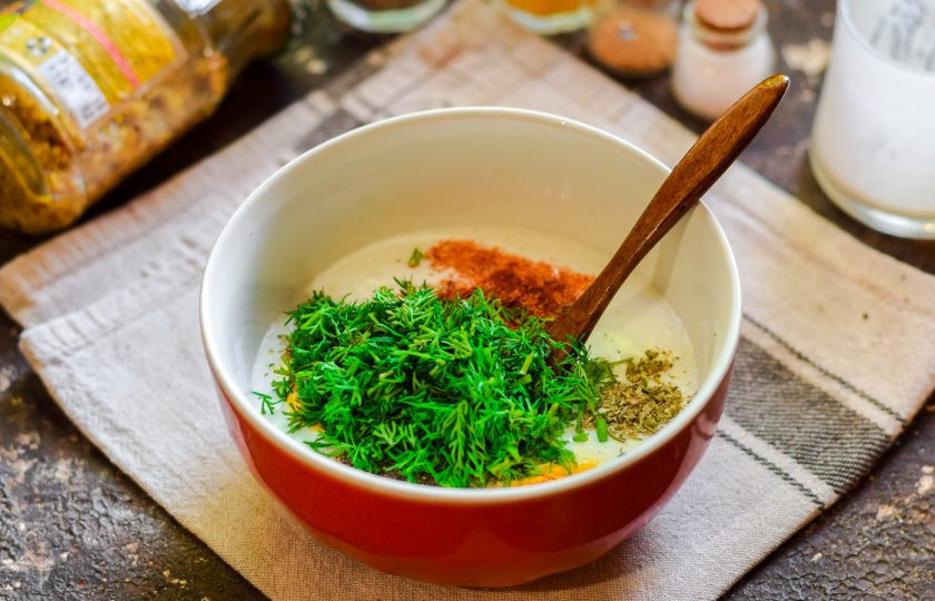 1. Этап. Заправка для салата из йогурта: 5. Укроп сполосните и просушите, нарежьте мелко и добавьте щедрую горсть в йогурт.