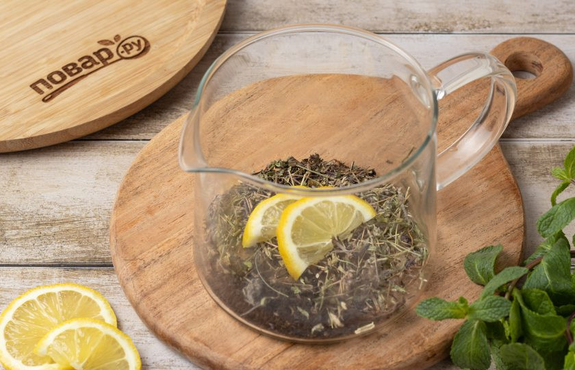 1. Этап. Чай с чабрецом и душицей: Отрежьте кружочек лимона и добавьте его в чайник.