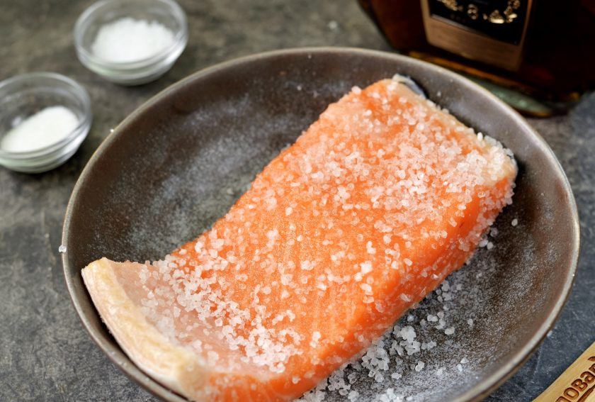 1. Этап. «Пьяный» лосось: Обмакните рыбу в смеси соли и сахара со всех сторон, включая кожу.