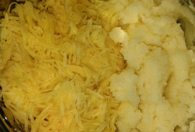 1. Этап. Кнейдлах: Соединяем манку с картофелем. Добавляем соль и перец по вкусу.