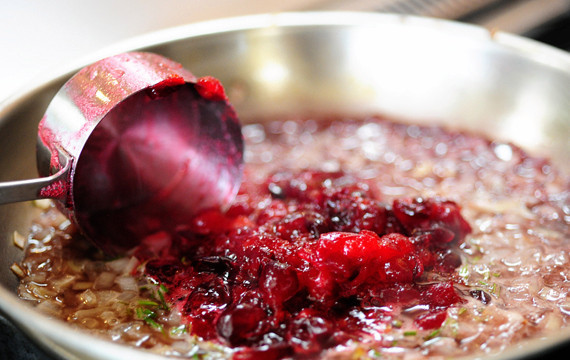 1. Этап. Cвинина в брусничном соусе: 12. На среднем огне, постоянно помешивая, уварите все. Минут через 5 можно добавить на сковороду брусничный соус.