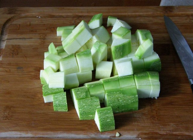 1. Этап. Цветная капуста жареная в сметане: Как я уже говорила, я добавила в рецепт кабачок, но вы можете готовить и без него или добавить другие овощи. Кабачок нарезаем на кубики со стороной около 3-4 сантиметров.