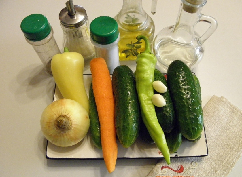 1. Этап. Пикантные огурчики на зиму: Подготовьте все необходимое для консервации: овощи, специи, стерильные баночки и крышки. Приступаем!