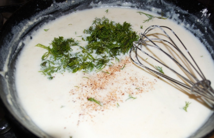 1. Этап. Рыба под соусом: Влейте сливки или молоко. Перемешайте быстро так, чтоб мука не взялась комками. Если вдруг у ваш вымешать муку с молоком не выйдет. Перелейте массу на мелкое сито и перетрите. Теперь в однородный соус добавьте специи, мускатный орех и измельченную зелень.