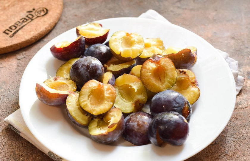 1. Этап. Пюре из сливы для грудничка на зиму: Очистите сливы от косточек.