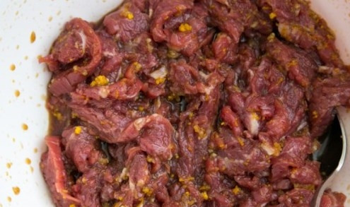 1. Этап. Говядина по-китайски: Мясо замариновать и поставить в холодильник на 30 мину.