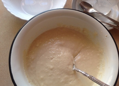 1. Этап. Оладьи на молоке и дрожжах: И размешиваем до однородности. Тесто получится густым, не пугайтесь. Ставим его в теплое место, накрыв полотенцем, пусть тесто подойдет.