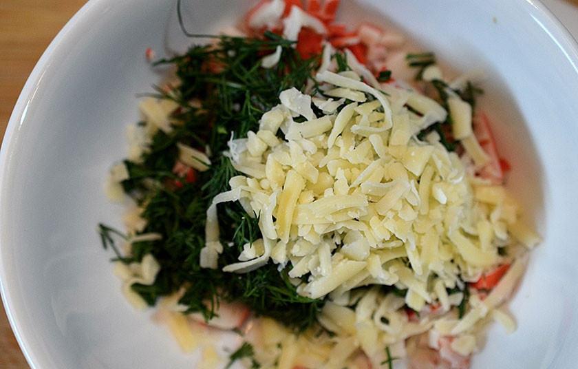 1. Этап. Омлетные роллы с зеленью и крабовыми палочками: 2. Крабовые палочки нарежьте, смешайте с укропом и тертым сыром.