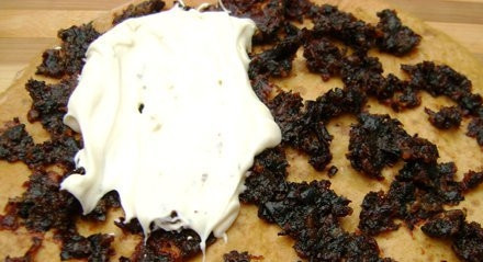 1. Этап. Медовик Зимний: Растворите кофе в кипятке. Пропитайте этой смесью коржи. Уложите первый корж, на нем распределите чернослив и крем.