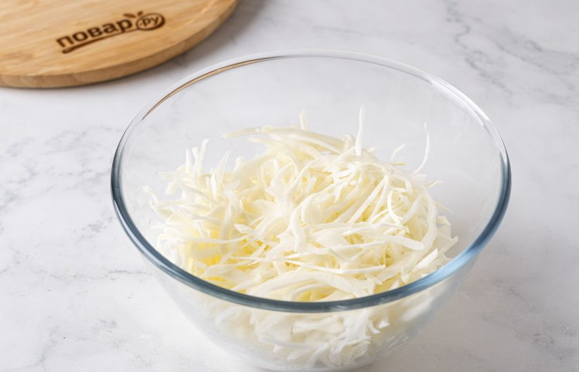 1. Этап. Маринованная капуста с красным перцем: Капусту тонко нашинкуйте.