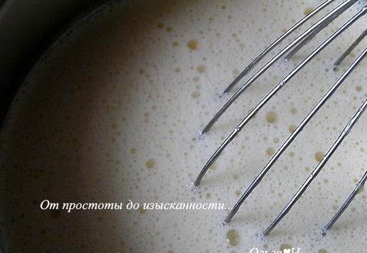 1. Этап. Десерт-мусс «Два шоколада»: Влейте молоко, поставьте смесь на сильный огонь.