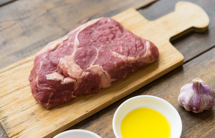 1. Этап. Маринад для стейка из говядины на сковороде: Мясо промойте и обсушите. Почистите и нарубите чеснок.