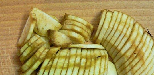 1. Этап. Мясо с баклажанами в мультиварке: Баклажаны промываем, очищаем от кожуры и режем тонкими дольками.