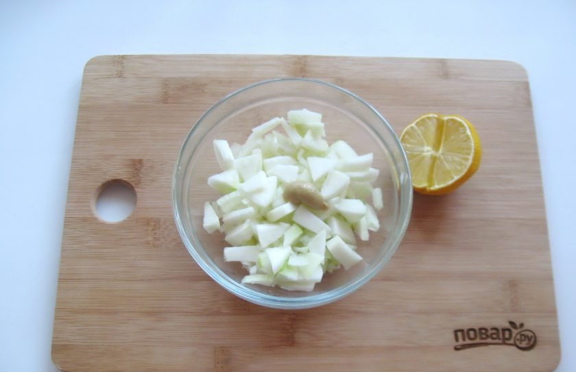 1. Этап. Салат Мошенница: В яблоко с луком добавьте горчицу. Полейте лимонным соком и перемешайте.