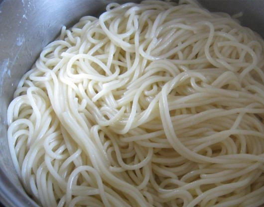 1. Этап. Спагетти под сливочным соусом: 2. Отвариваем спагетти до готовности, тщательно промываем их. Откидываем на дуршлаг, чтобы ушла лишняя жидкость.