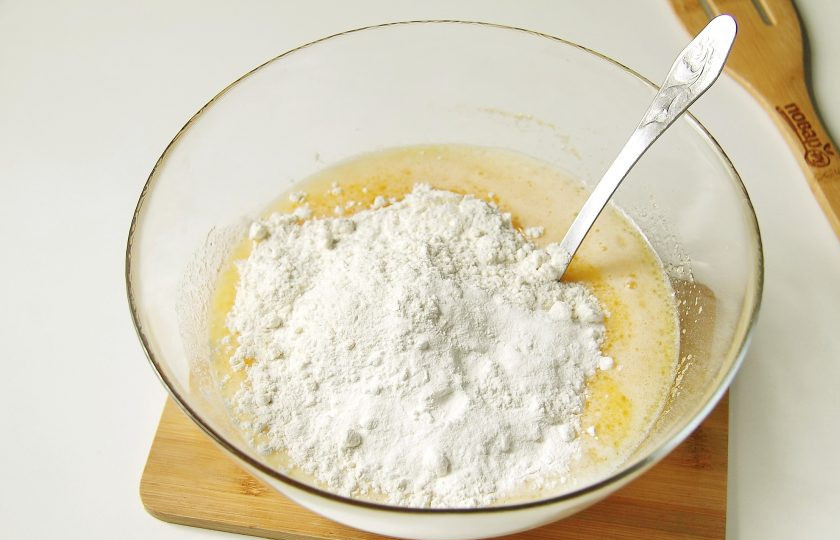 1. Этап. Кулич в микроволновке: Перемешайте, добавьте муку и разрыхлитель.