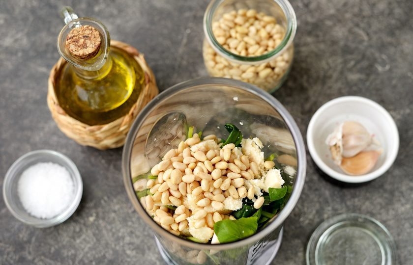 1. Этап. Итальянский соус Песто: Всыпьте кедровые орешки. Чтобы сделать соус более ароматным, орешки можно слегка поджарить на сухой сковороде. Влейте оливковое масло первого отжима, добавьте зубчик чеснока и щепотку соли.