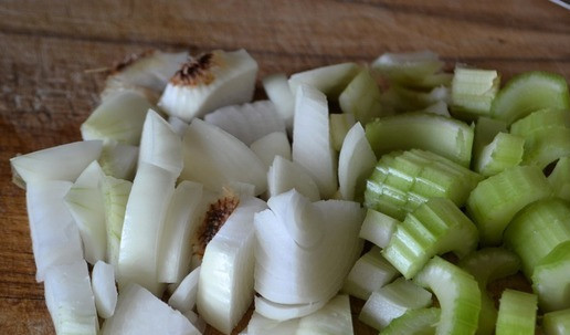 1. Этап. Суп-пюре из горошка с кешью: Лук и сельдерей нарезать.