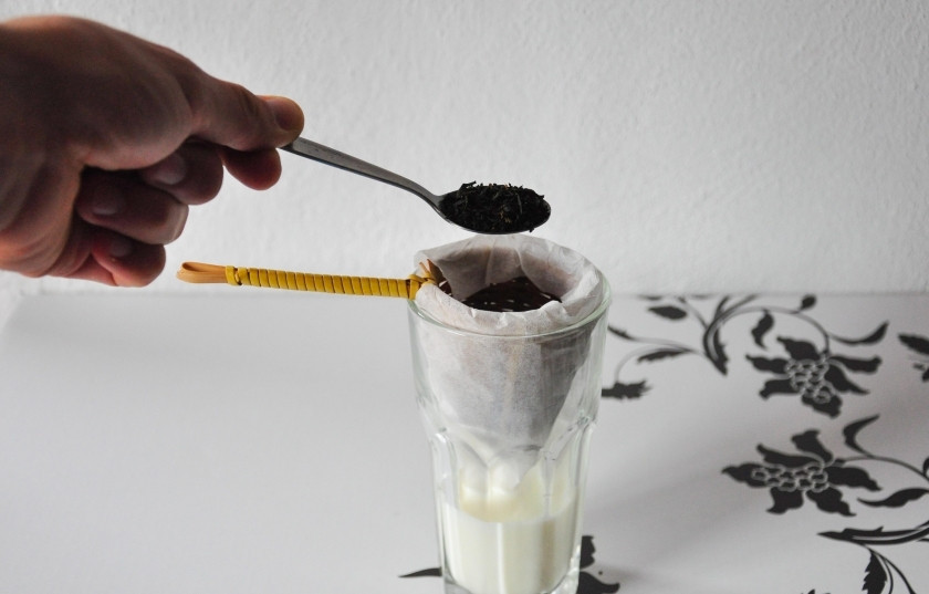 1. Этап. Тайский молочный чай: В заварник насыпьте тайского чая. Опустите заварник в стакан.